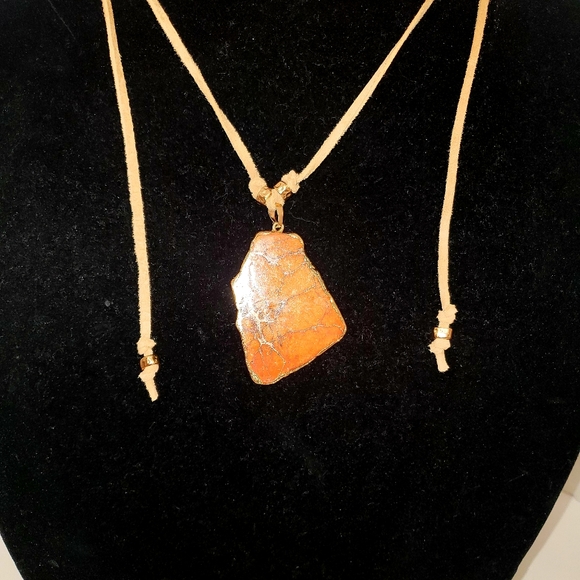 Boho suede leather cord w/ dyed imperial pendant - Picture 2 of 4